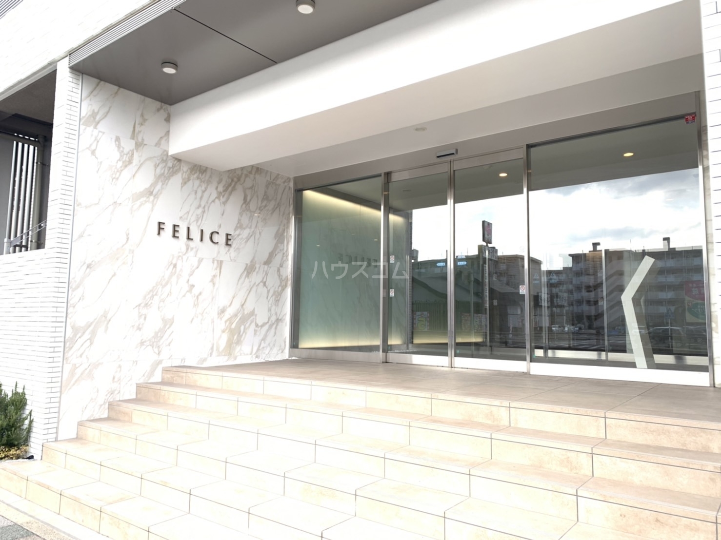 26/30 エントランス