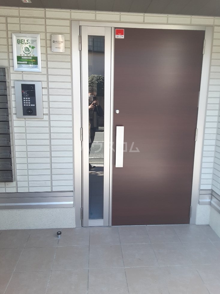 28/30 エントランス