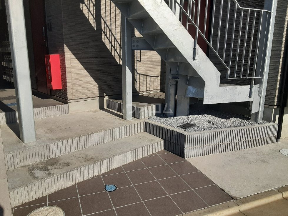 27/30 エントランス