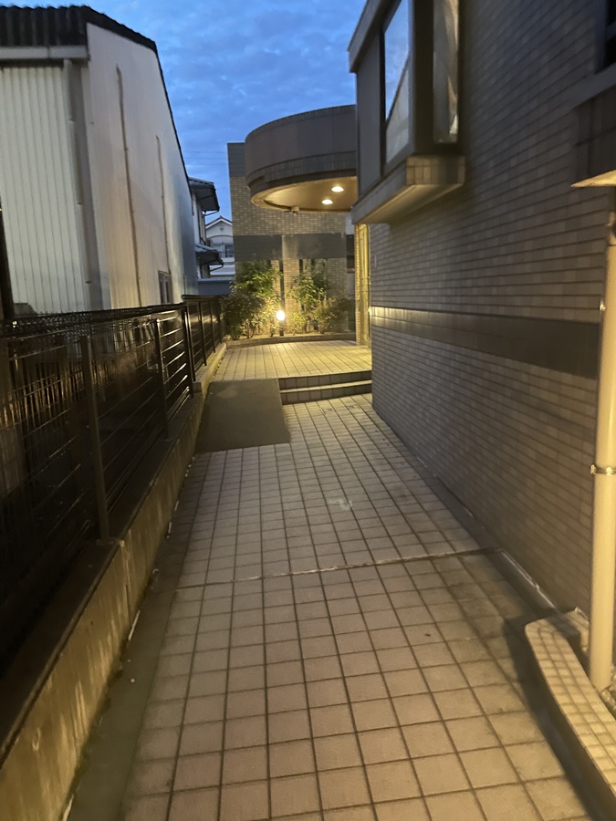 27/30 エントランス