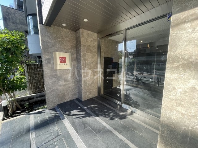 24/30 エントランス