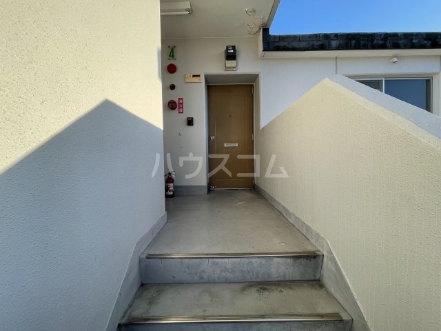 28/30 エントランス