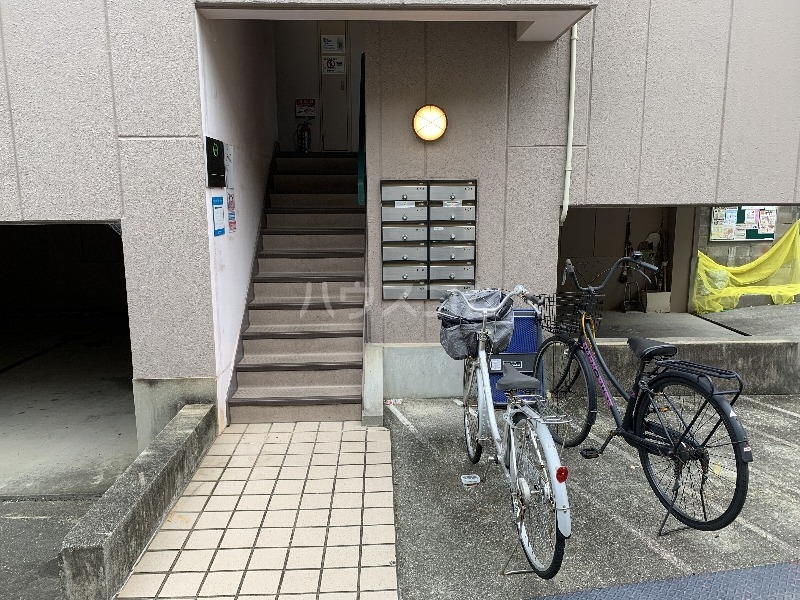 18/27 エントランス