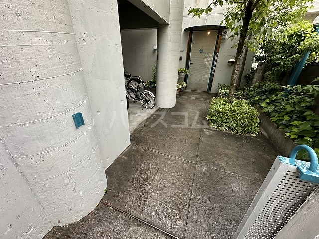 16/17 エントランス