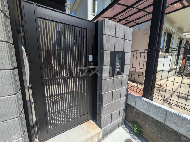 27/30 エントランス