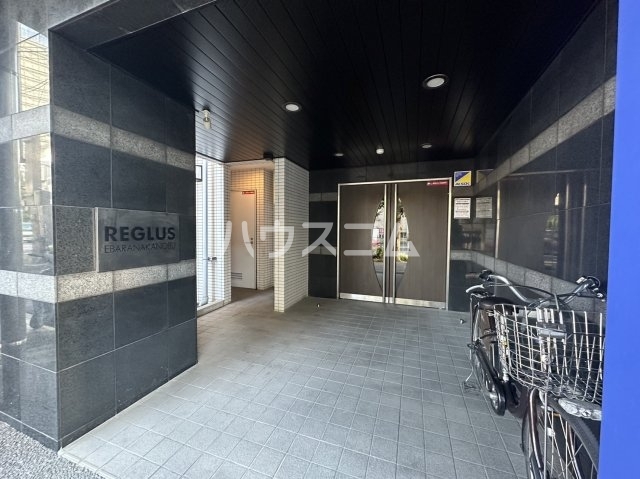 21/30 エントランス