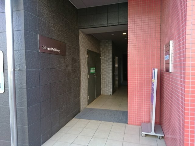 18/27 エントランス