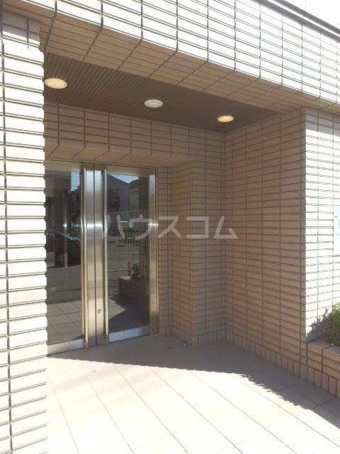 18/28 エントランス