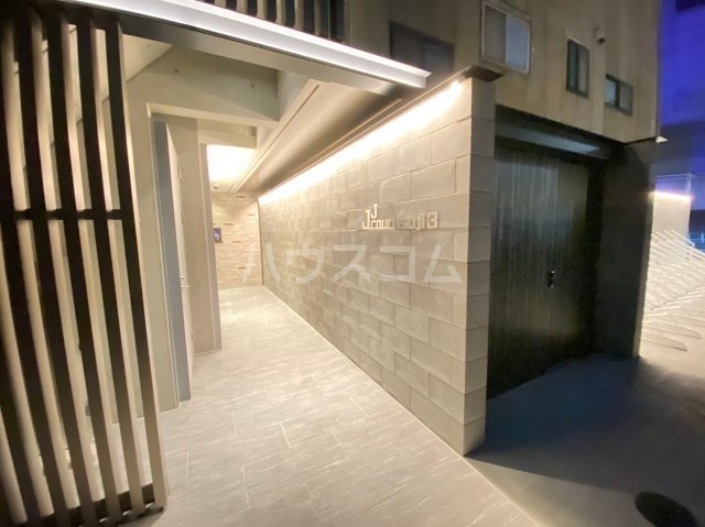 20/30 エントランス