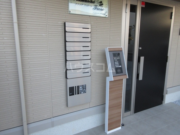 19/27 エントランス