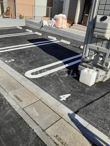 18/28 駐車場