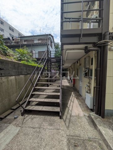 27/28 エントランス