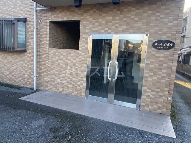 27/30 エントランス