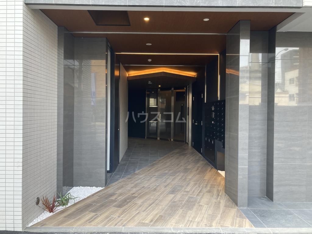 16/23 エントランス