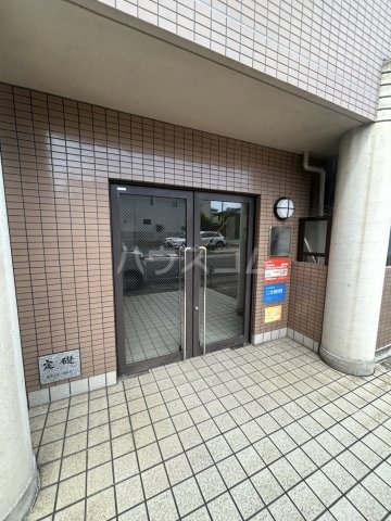 19/27 エントランス