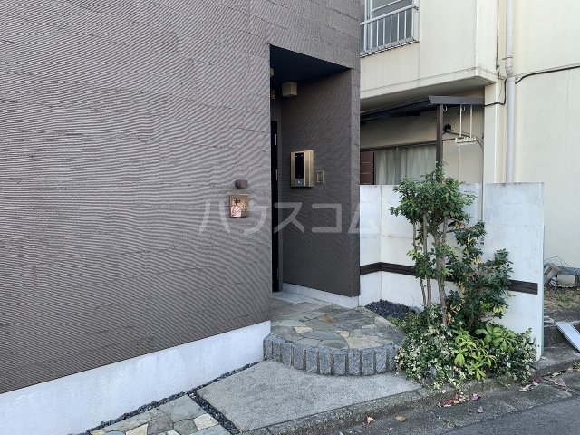23/28 エントランス