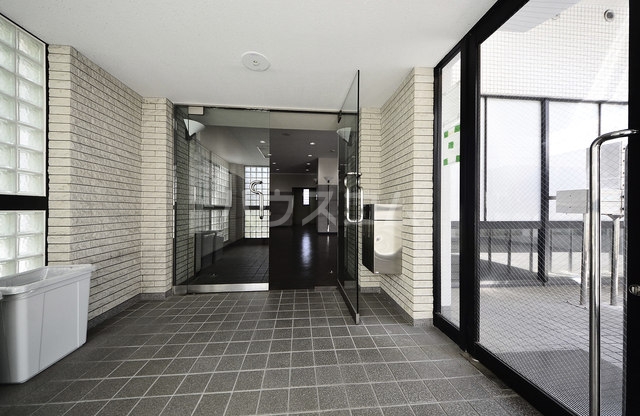 20/26 エントランス