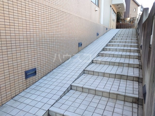 28/30 エントランス