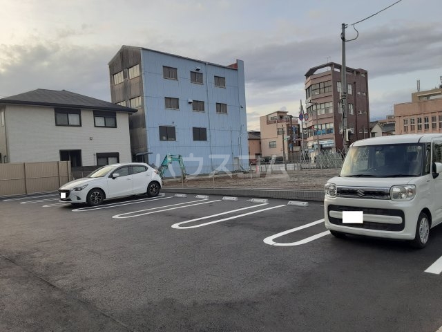 27/30 駐車場