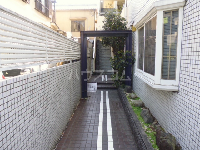 24/30 エントランス