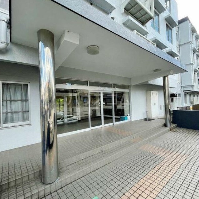 16/23 エントランス