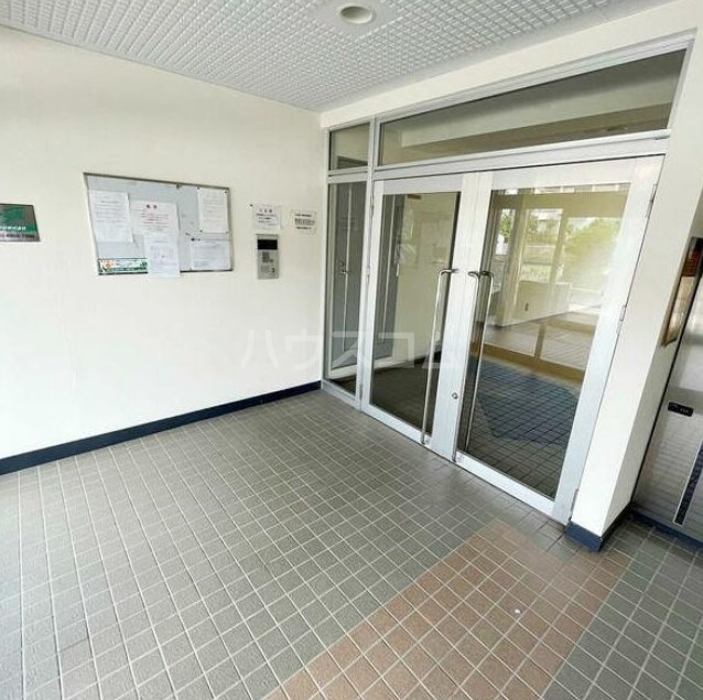 16/23 エントランス