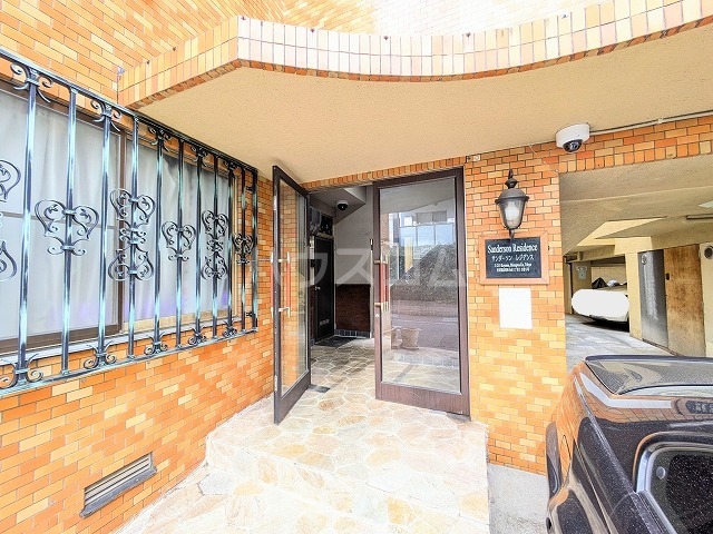 22/28 エントランス