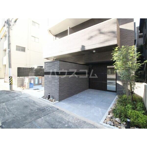 16/23 エントランス