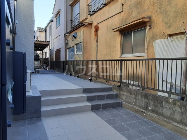 28/30 エントランス