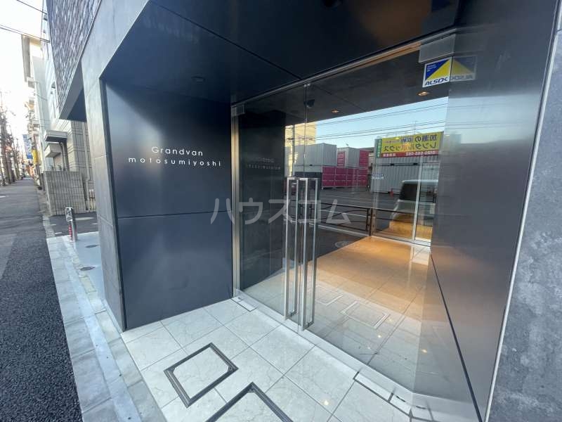 21/30 エントランス