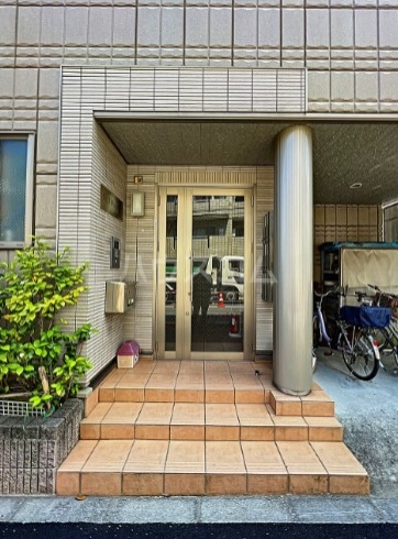 18/27 エントランス