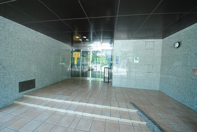 18/27 エントランス