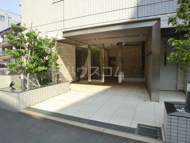 24/30 エントランス