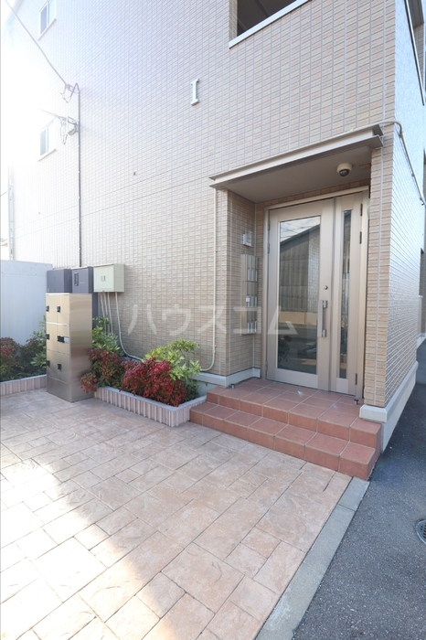 18/27 エントランス