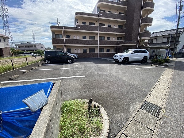 27/30 駐車場
