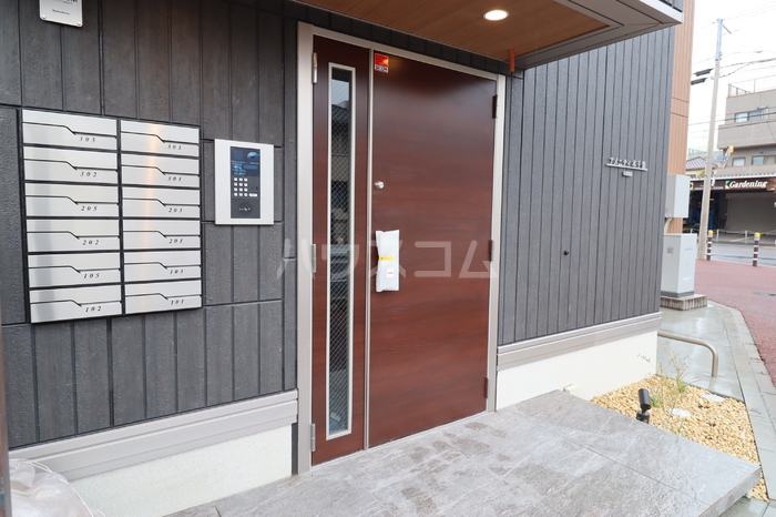 26/29 エントランス