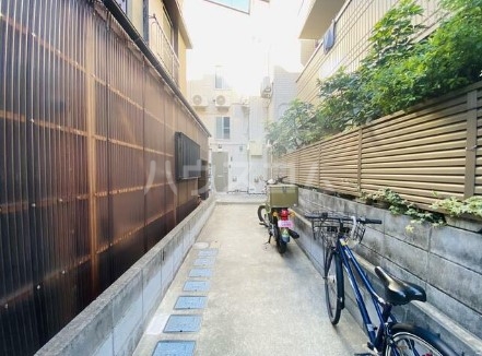 16/23 エントランス