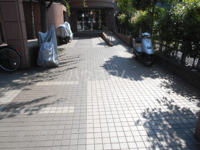 19/30 エントランス