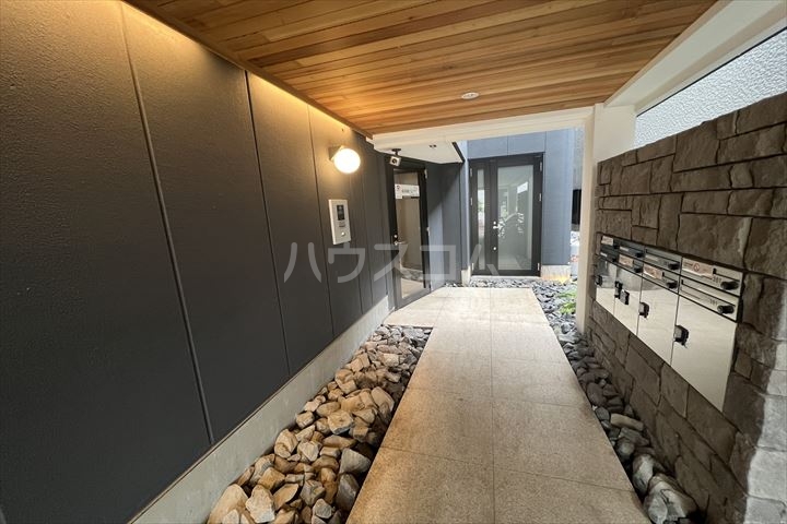 24/30 エントランス