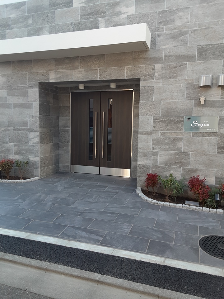 27/30 エントランス