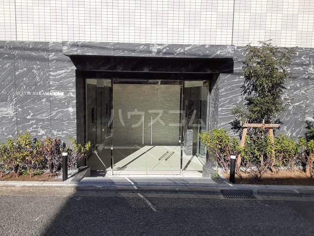 22/27 エントランス