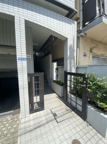 26/28 エントランス