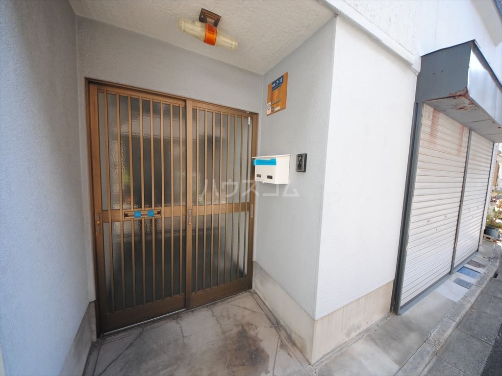 26/30 エントランス