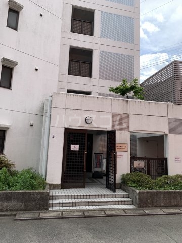 27/30 エントランス