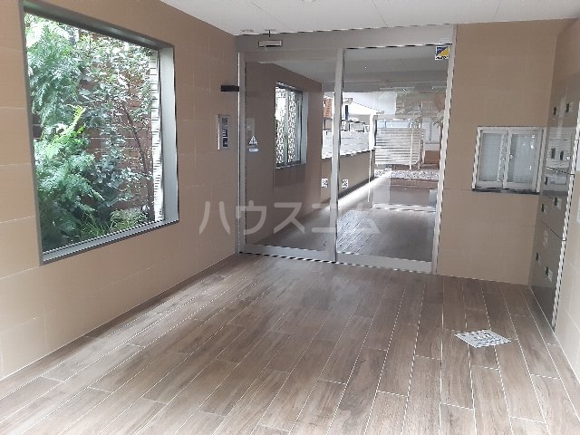 24/30 エントランス