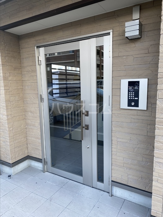 27/30 エントランス