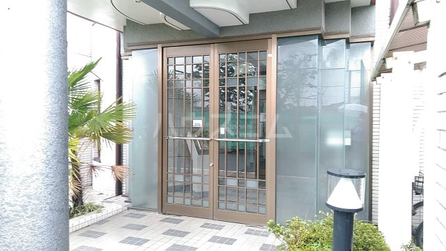 27/30 エントランス