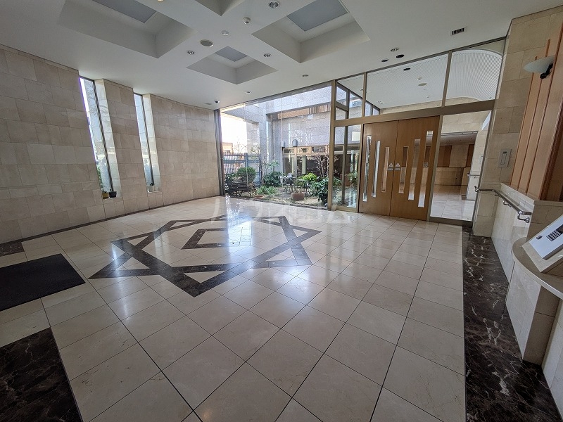 28/30 エントランス