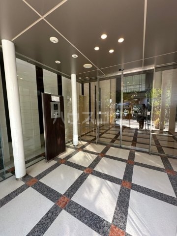 27/30 エントランス