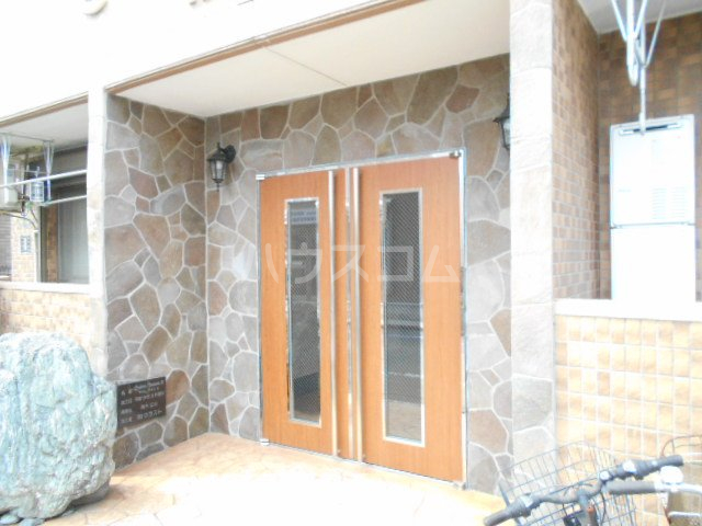 19/27 エントランス